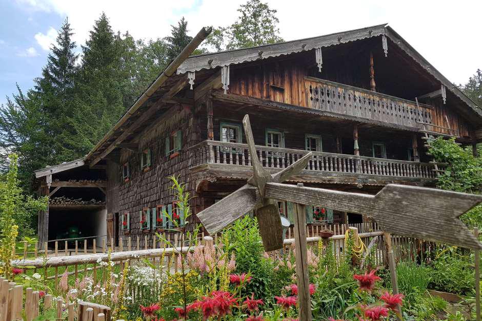 'Video thumbnail for Salzburger Freilichtmuseum Großgmain + Museumsbahn in Österreich'