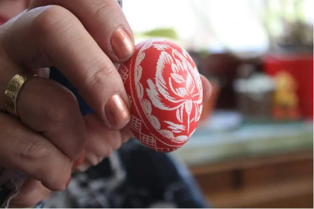 Eine gekratzte Rose als Osterei-Motiv - Oster-Tradition im Burgenland