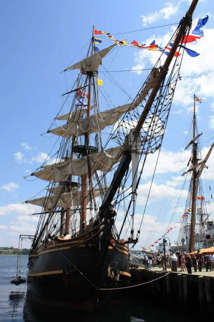 Die HMS Bounty beim Tall Ships Festival 2012 in Halifax Beim Tall Ships 2017 ist sie nicht dabei