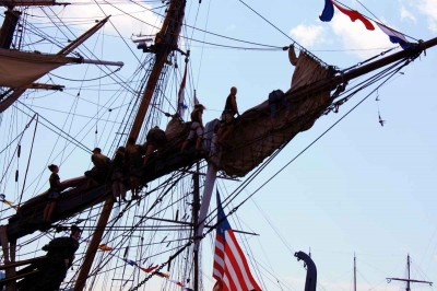 Segel reffen auf der HMS Bounty © Copyright Monika Fuchs, TravelWorldOnline