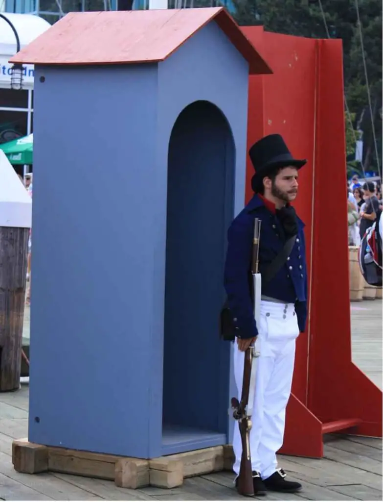 Ein "Soldat" hält Wache beim Tall Ships Festival © Copyright Monika Fuchs, TravelWorldOnline