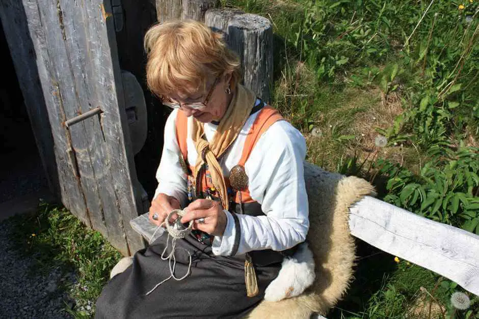 Wikingerfrau beim Arbeiten im L'Anse aux Meadows Viking Site