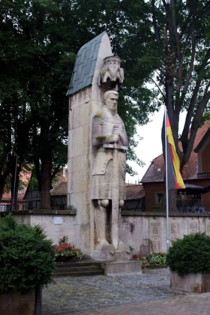 Rolandsstatue neben dem Rathaus der Stadt