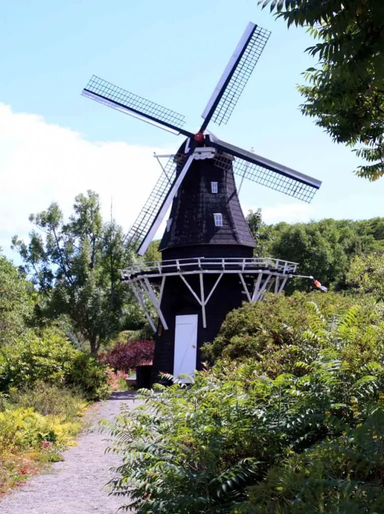 Holländische Windmühle in den Kingsbrae Gardens © Copyright Monika Fuchs, TravelWorldOnline