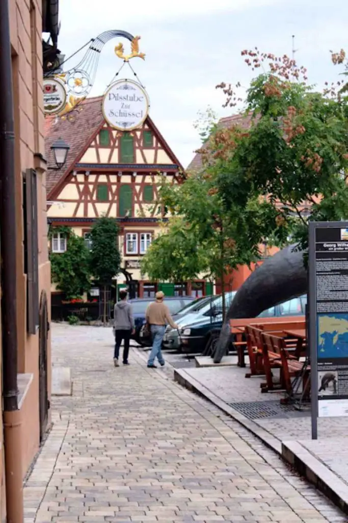 Unterwegs treffen wir auf nette Pilsstuben