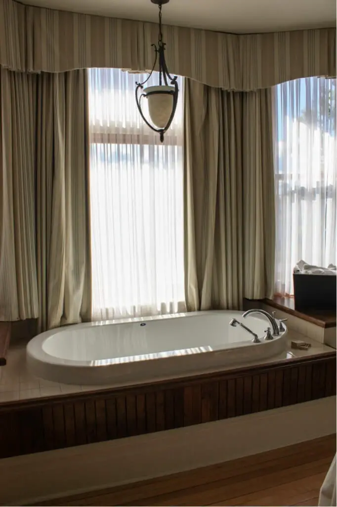 Die Badewanne in unserem Zimmer im Maison Tait House in Shediac