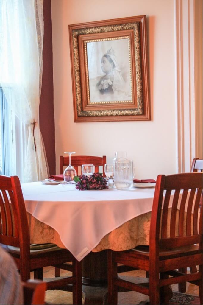Abendessen unter dem wachsamen Auge Queen Victorias © Copyright Monika Fuchs, TravelWorldOnline