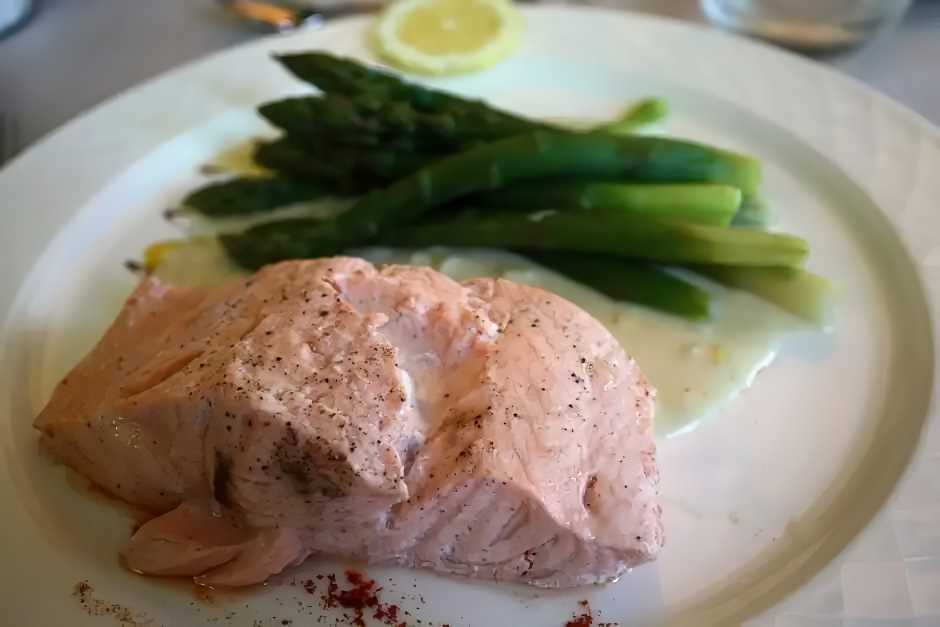 Salmon with asparagus