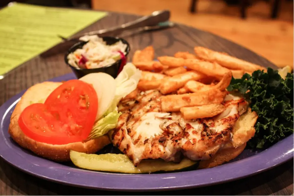 Gegrillter Grouper mit Pommes Frites im Sanibel Island Restaurant