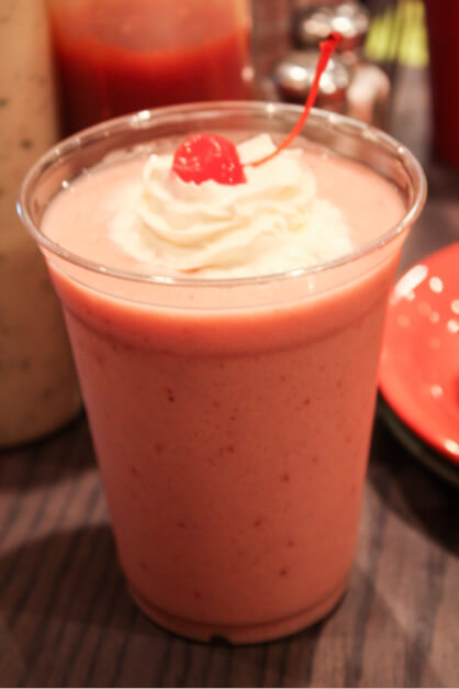 Mit diesem leckeren Strawberry-Banana-Smoothie stimmen wir uns aufs Essen ein © Copyright Monika Fuchs, TravelWorldOnline