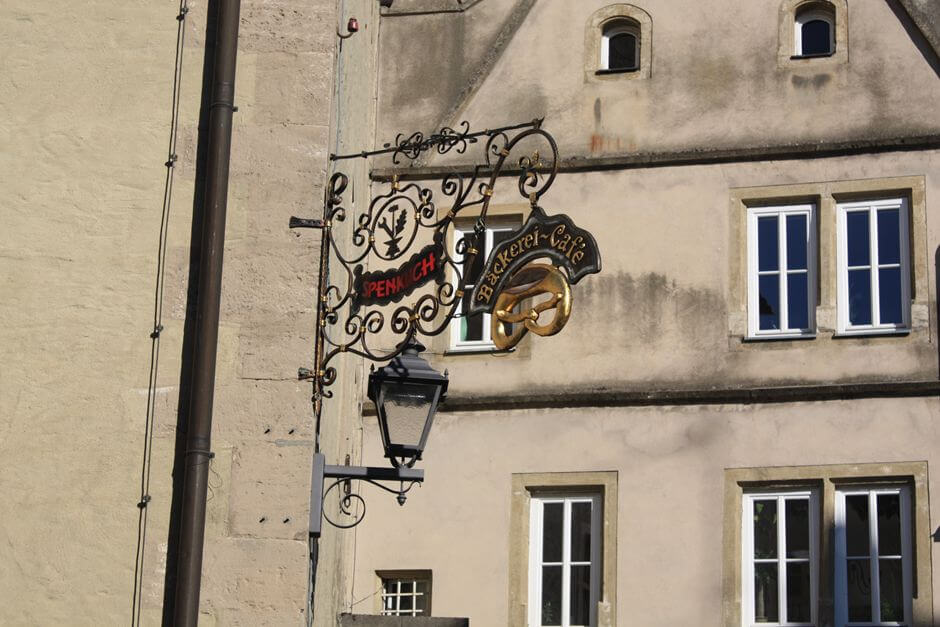 Fränkisches Weinland: Einladend: das Ladenschild für eine Bäckerei und Café in Ochsenfurt