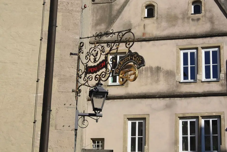 Franconian Wine Country: Inviting: the shop sign for a bakery and café in Ochsenfurt