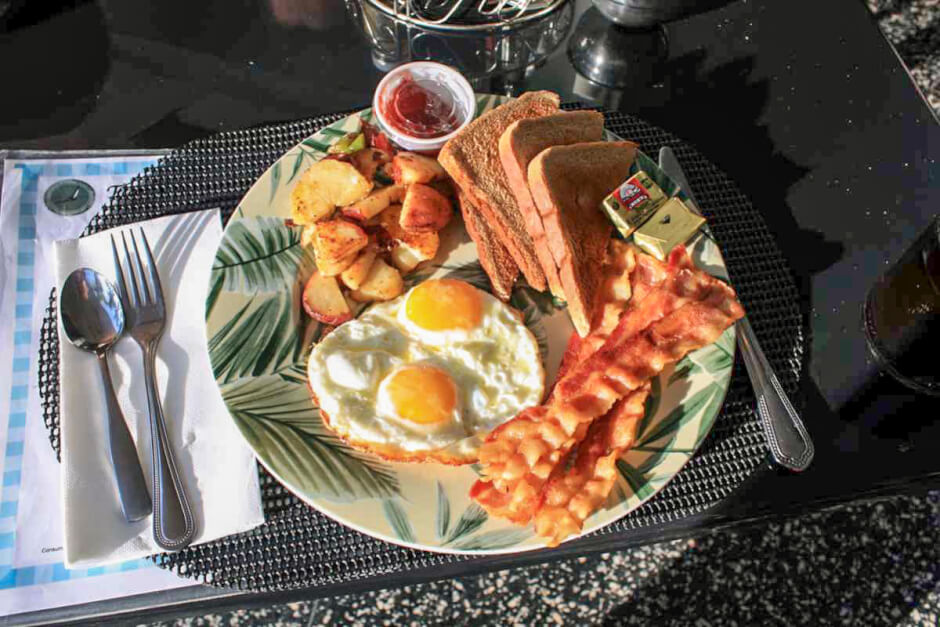 Breakfast at Miami hotels on Collins Avenue in South Beach