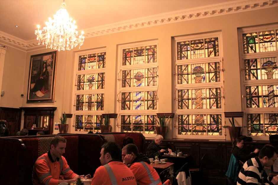 Schöne Buntglasfenster in diesem Cafe in Dublin