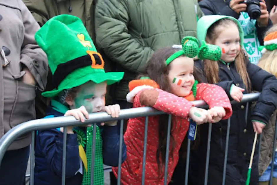Glückliche Kinder beim St. Patricks Day