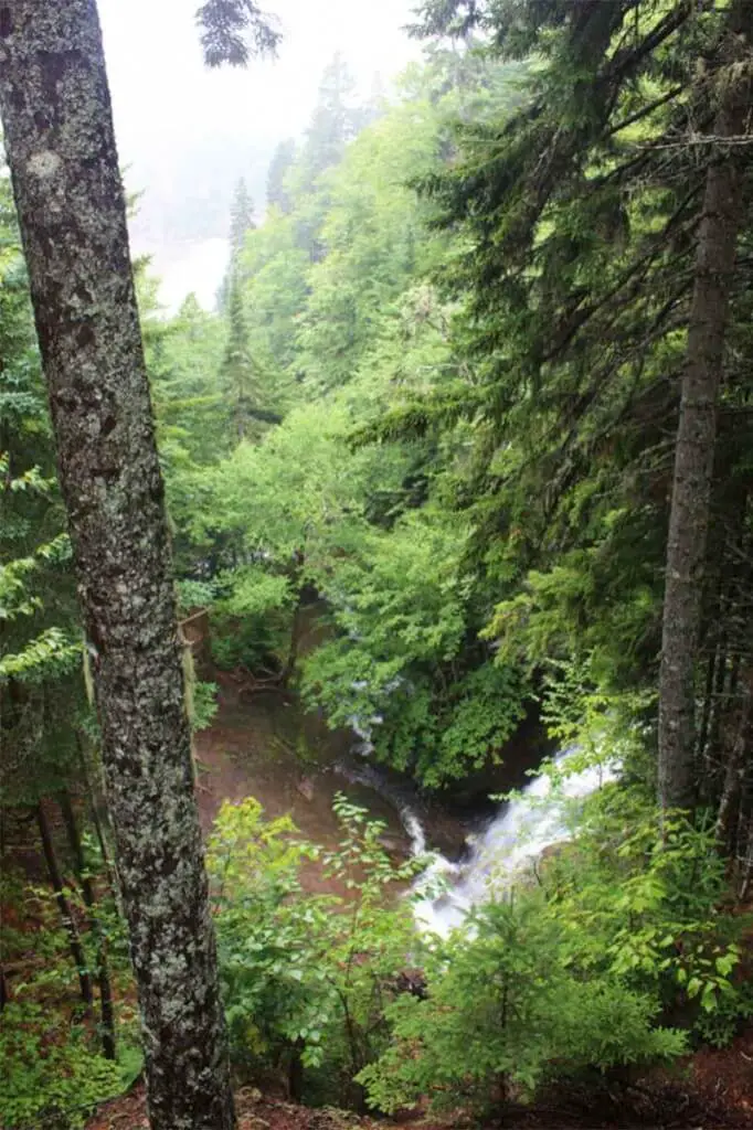 Wasserfall im Nebel am Fundy Trail © Copyright Monika Fuchs, TravelWorldOnline