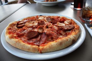 Pizza Carne in der Bar Milano am Queens Quay