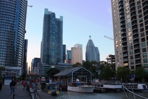 Abendstimmung am Queens Quay bei einem Spaziergang an der Toronto Waterfront