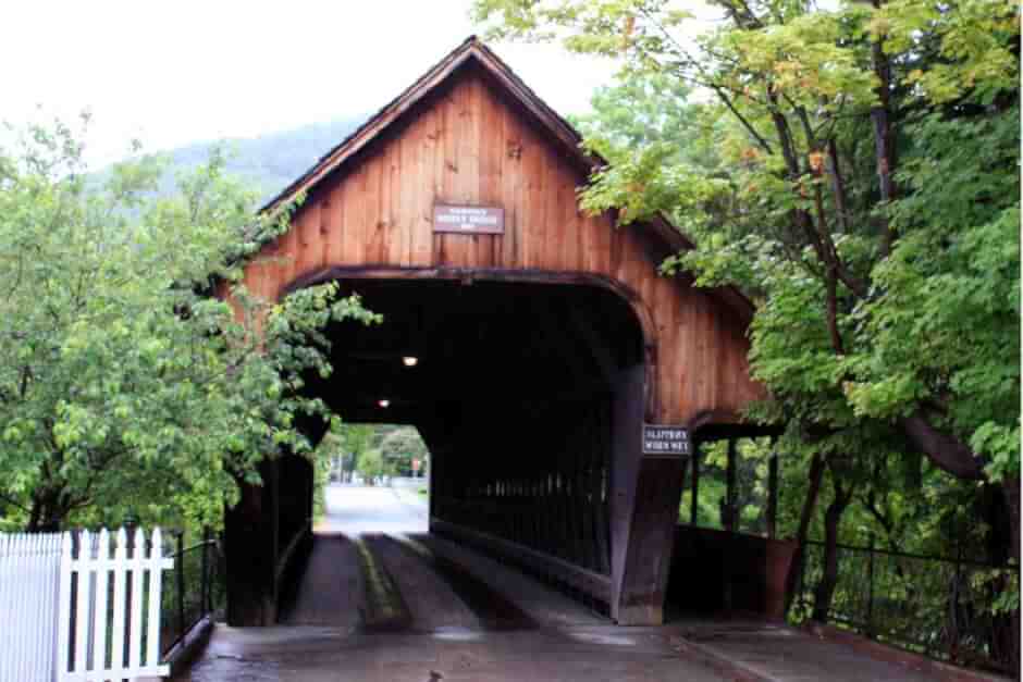 Covered Bridge in Woodstock auf einem Neuengland Roadtrip im Herbst
