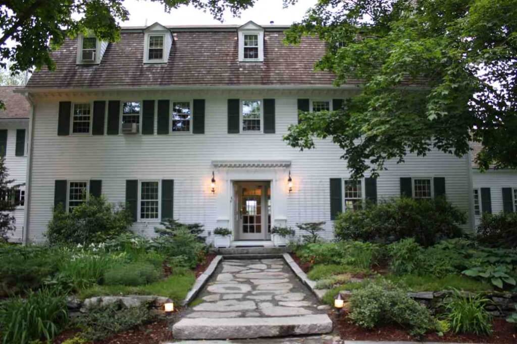 The romantic Adair Inn is located in Bethlehem's Bed & Breakfast White Mountains USA