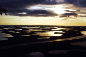 Sonnenuntergang über dem Mackenziedelta Northwest Territories in Kanada