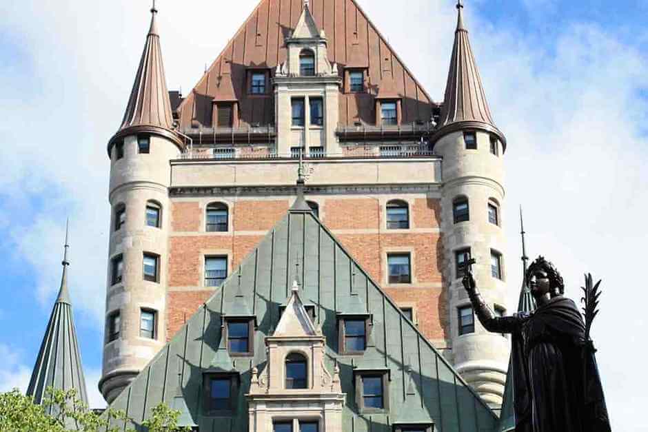 Chateau Frontenac von der Place d'Armes in Quebec Canada