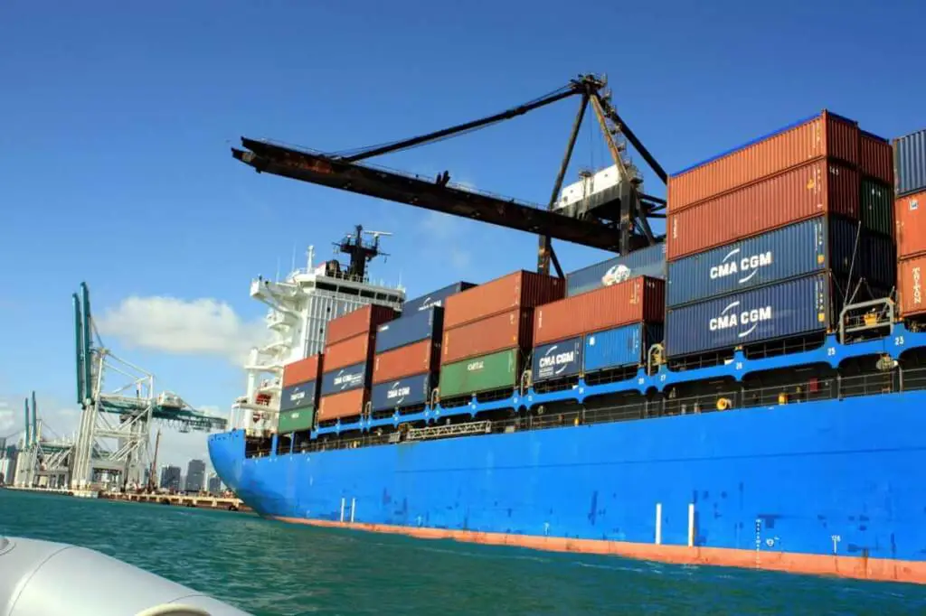 Sehenswürdigkeiten von Miami und Miami Beach - Winzig kommen wir uns vor im Zodiac vor dem Containerriesen © Copyright Monika Fuchs, TravelWorldOnline