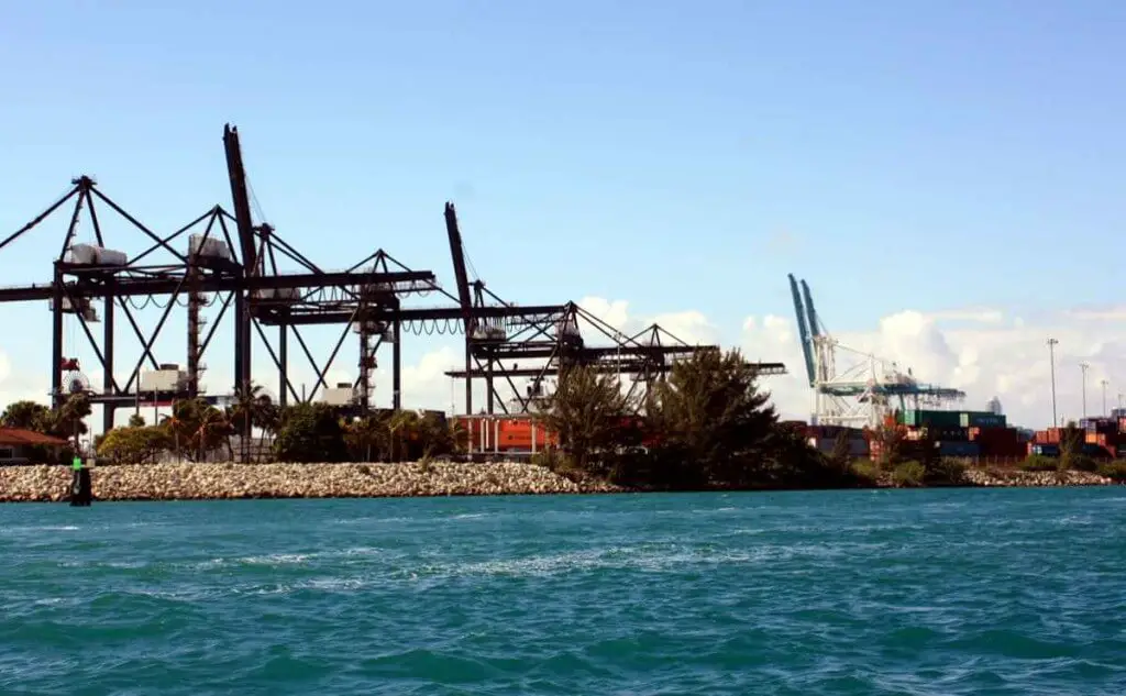 Sehenswürdigkeiten von Miami und Miami Beach - Die Verladekräne im Containerhafen von Miami © Copyright Monika Fuchs, TravelWorldOnline