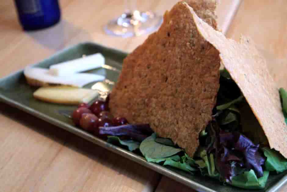 Glasmanufaktur in Vermont - Käseplatte mit Salat und Crustini