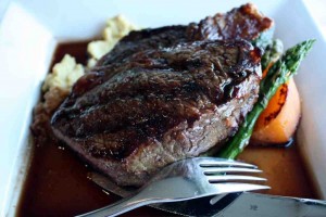 Ein saftiges Steak von der hauseigenen Farm © Copyright Monika Fuchs, TravelWorldOnline