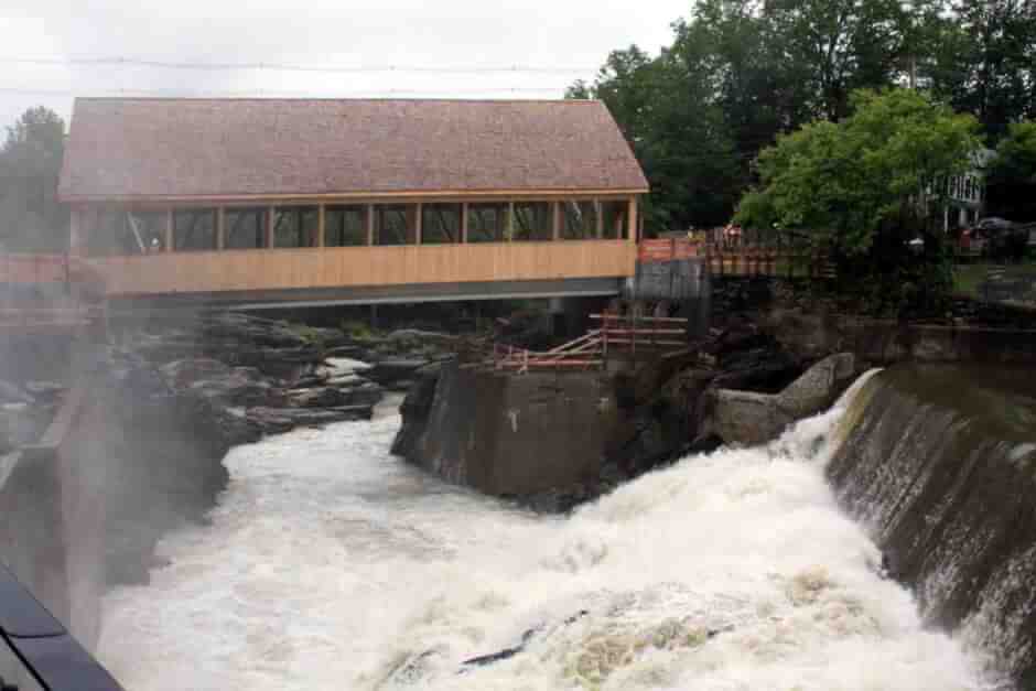 Die Covered Bridge am Wasserfall in Quechee, Vermont