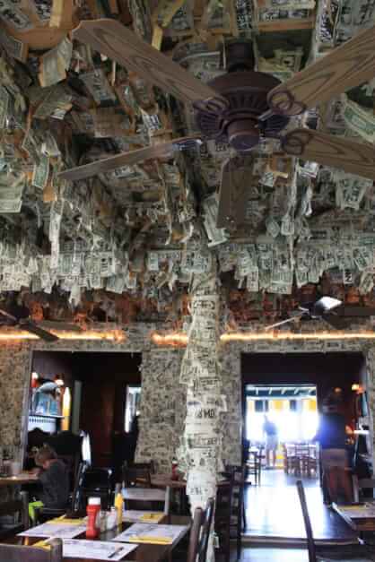 70000 Dollarnoten zieren die Wände des Cabbage Key Inn © Copyright Monika Fuchs, TravelWorldOnline