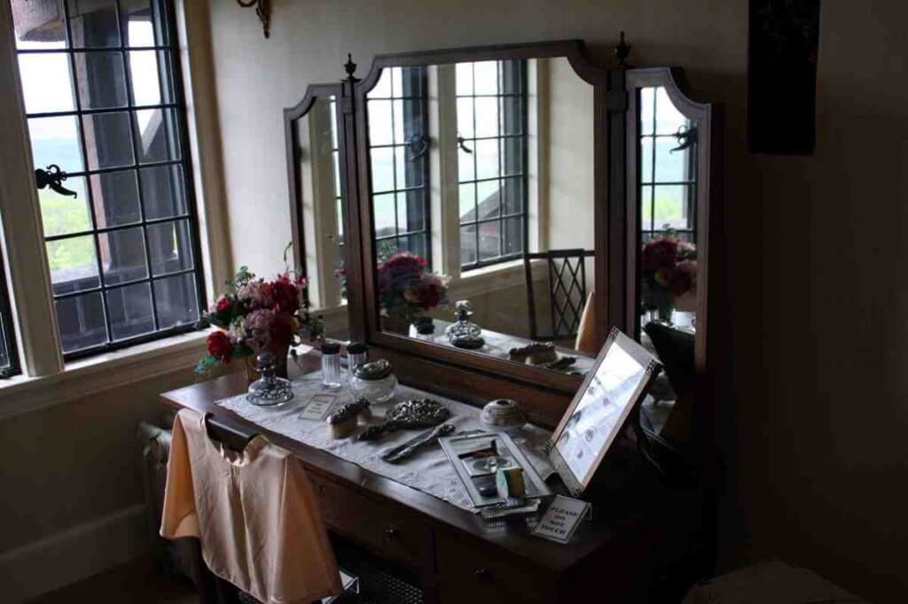 Dressing table with a view © Copyright Monika Fuchs, TravelWorldOnline