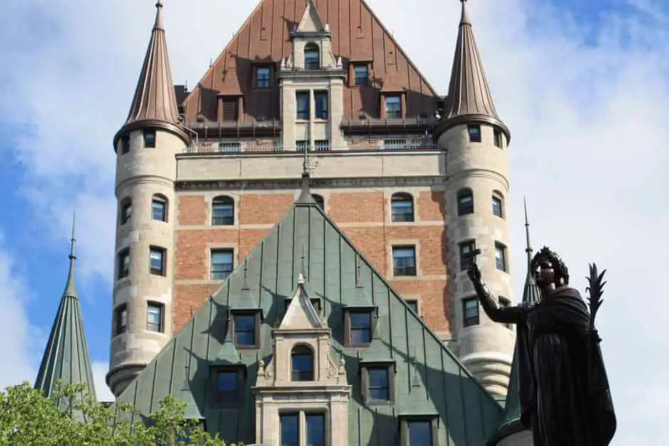 Das Chateau Frontenac thront über dem St. Lorenz Strom in Quebec