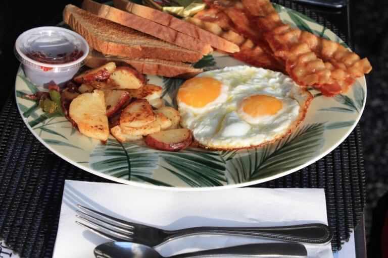 Amerikanisches Frühstück so sieht ein Frühstück in USA aus