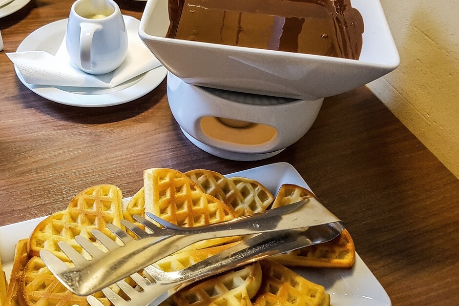 Waffeln mit Schokoladensoße - Amerikanisches Frühstück mit Eggs Benedict, Frühstück Omelette und Waffeln