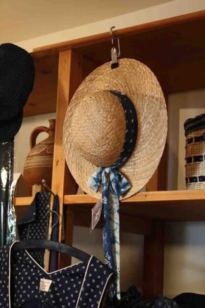 Straw hat in the Koó blueprinting shop