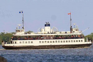 Eine der Toronto Ferries unterwegs zu den vorgelagerten Inseln