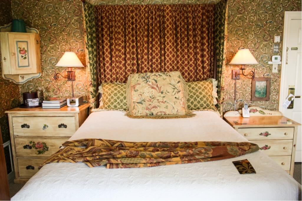 A comfortable four-poster bed at Manoir Hovey
