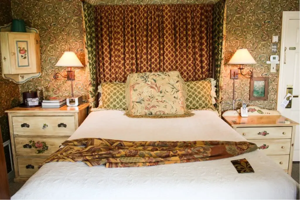 Ein bequemes Himmelbett im Manoir Hovey