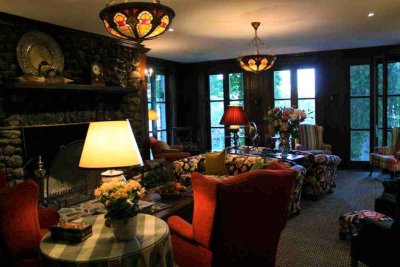 At this fireplace, you can dream wonderfully into the next day at the Manoir Hovey in Quebec