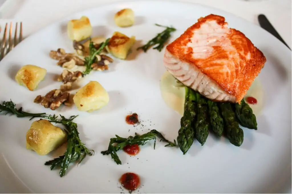 Dieser saftige Lachs war nur einer der Gänge bei unserem Abendessen im Manoir Hovey