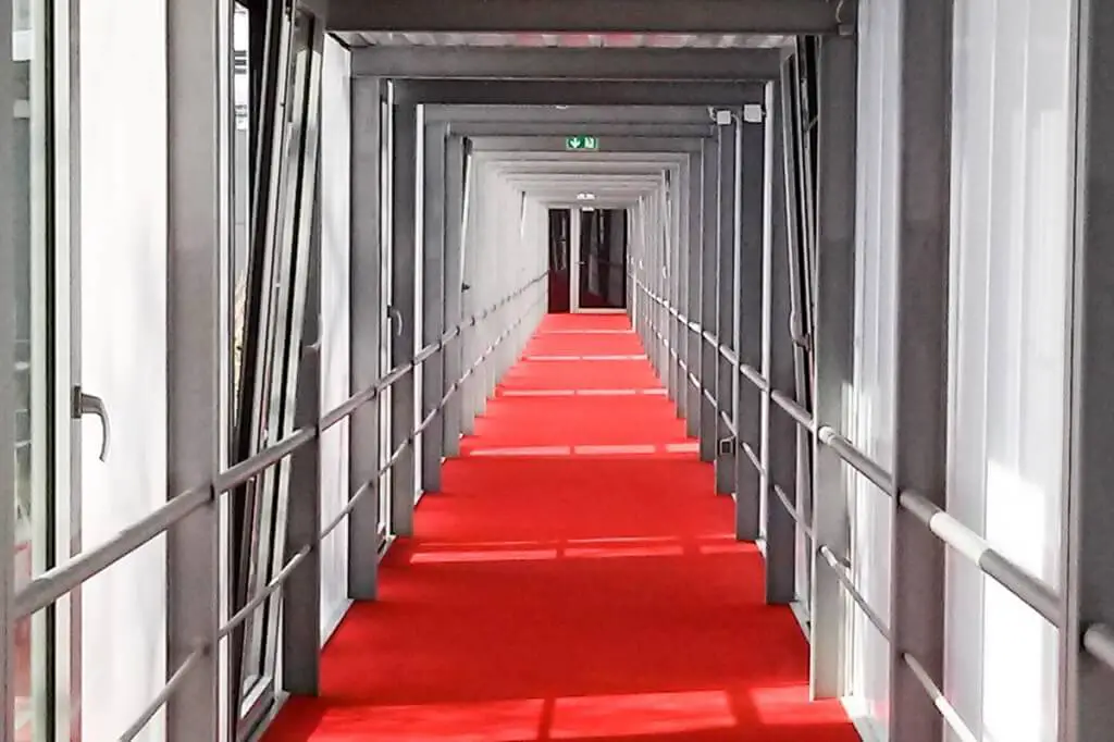 The bathrobe corridor connects the thermal hotel and the Spreewald thermal baths