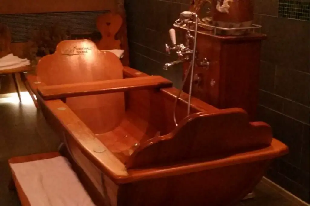 Wooden bathtub in the shape of a Spreewald boat