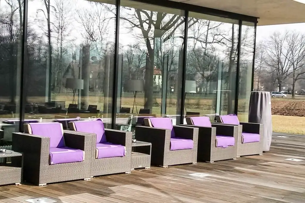 Außenansicht der Spreewald Therme in Burg, eingebettet in die Natur des Spreewalds