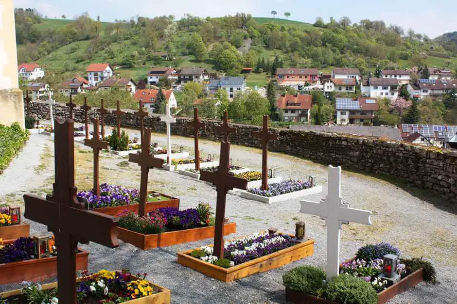 The wooden crosses in the Ailringen cemetery - hiking in the Jagsttal