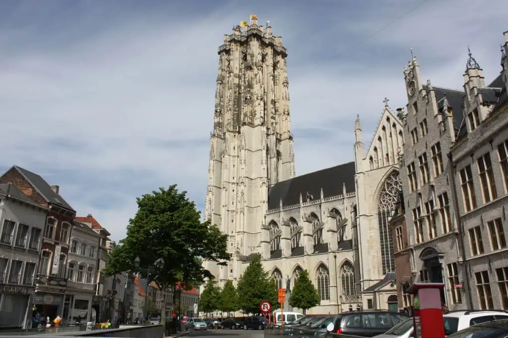 Die Sint Rombouts Kathedrale in der Stadt in Ostbelgien