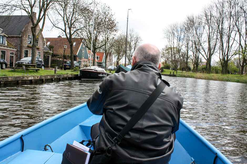 Per "Flüsterboot" vorbei an gepflegten Wohnhäusern