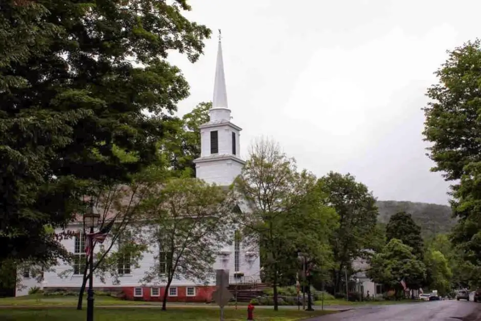 Typisch Neuengland: spitzer Kirchturm über einer weißen Kirche