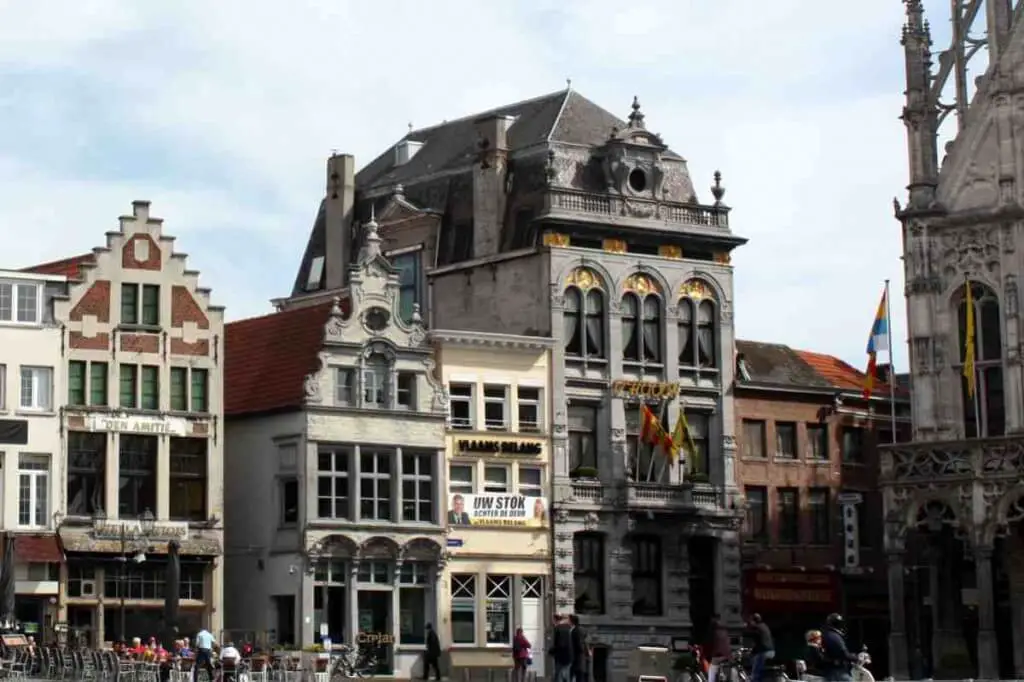 Stadtpaläste am Grote Markt in der Stadt in Ostbelgien